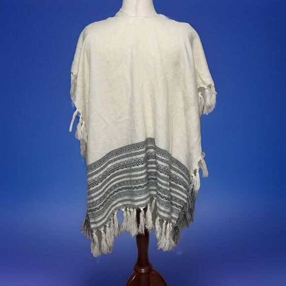 Francesca’s Open Front Shawl Wrap Cream Gray Fringe One Size - Picture 1 of 3